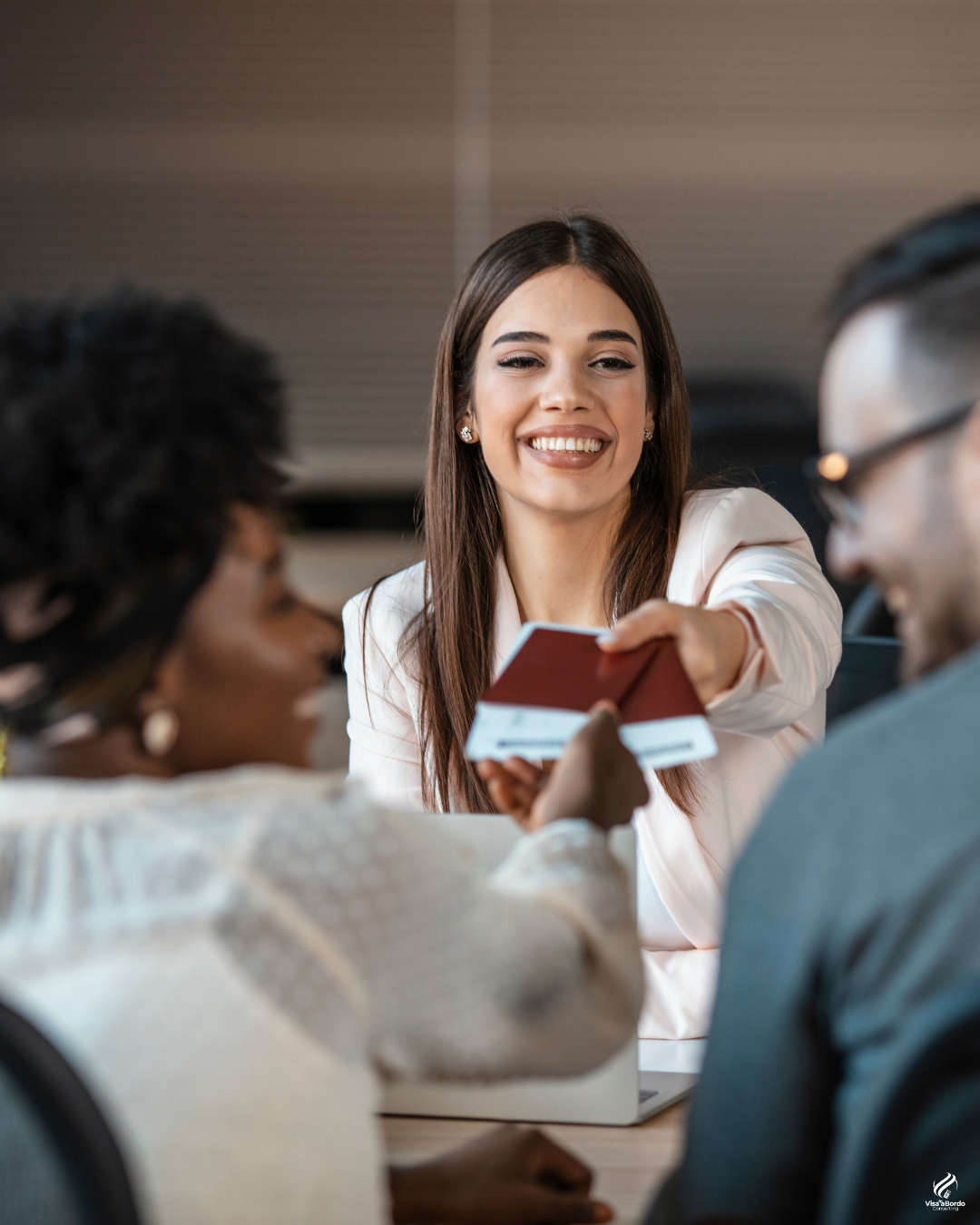 Profesional de Visa aBordo Consulting durante una asesoría migratoria personalizada